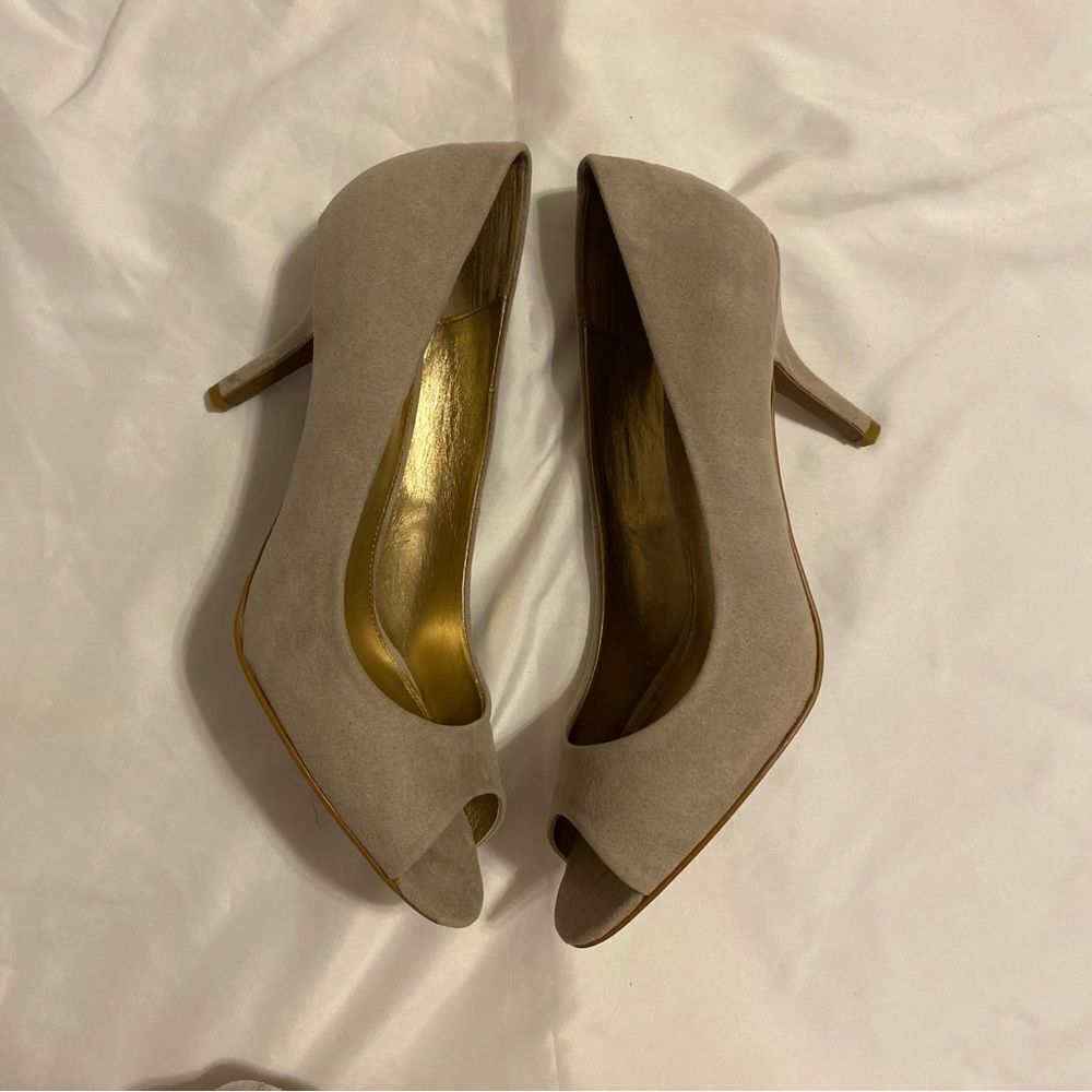 LOFT Vegan Faux Suede Peep Toe Pumps Sz 9 excellent condition. Comfortable shoe - Picture 10 of 16